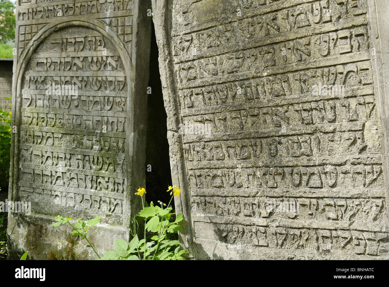 cracovie-pologne-pierre-tombale-inscription-en-hebreu-cimetiere-juif-vieille-ville-europe-tombe-cimetiere-inscriptions-historiques-voyage-juif-bnhatc.jpg